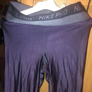 navy blue nike PRO cropped leggings